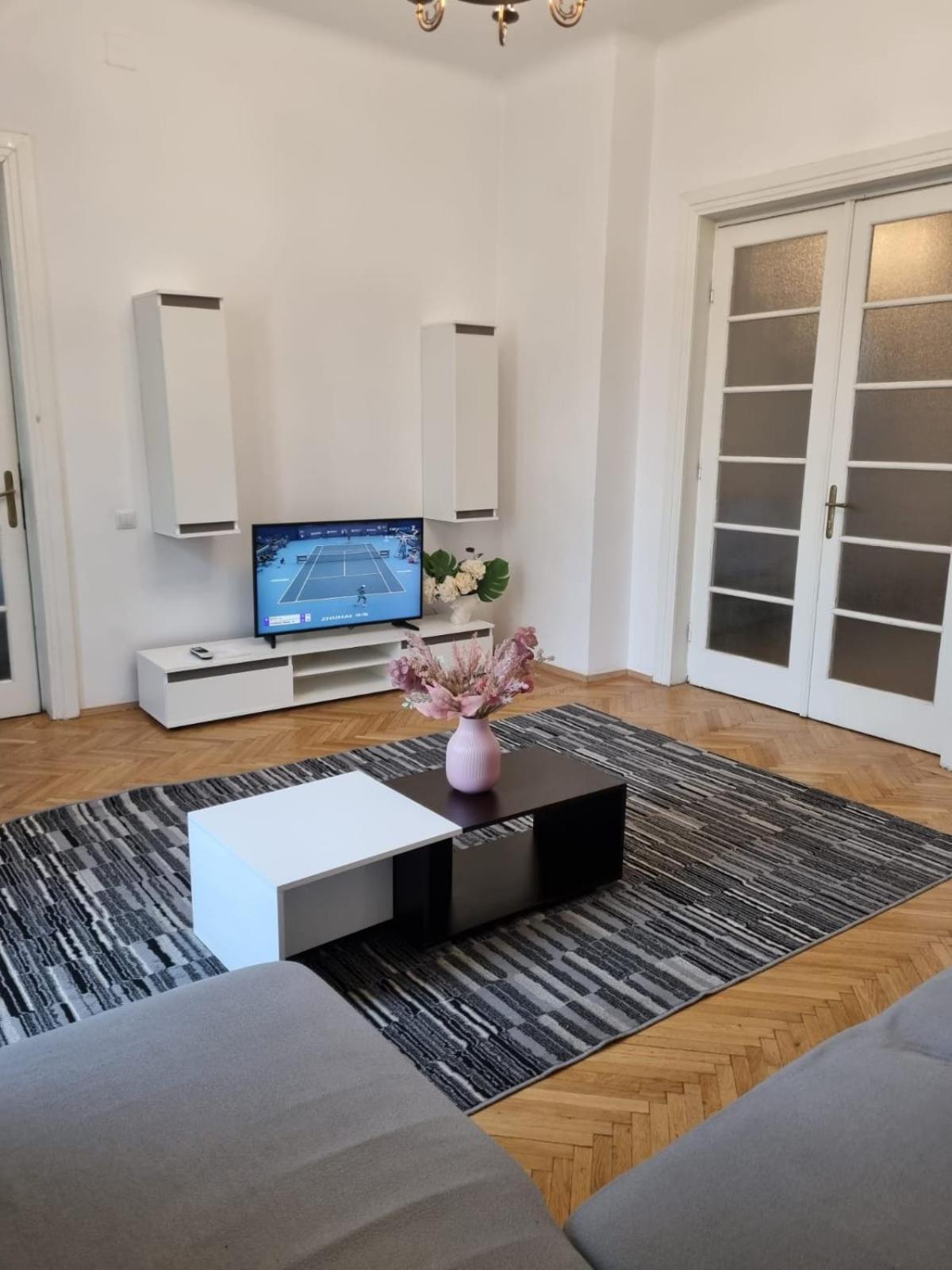 Cozy Apartment Near City Center 부쿠레슈티 외부 사진